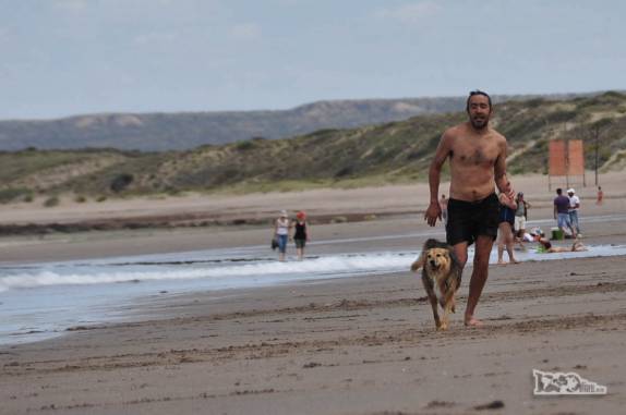 Correndo na praia e se divertindo com um perro argentino em Las Grutas, na Argentina